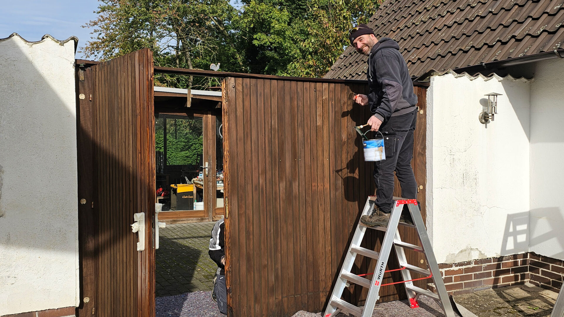 Erster Anstrich an einem Hoftor in Reinsen